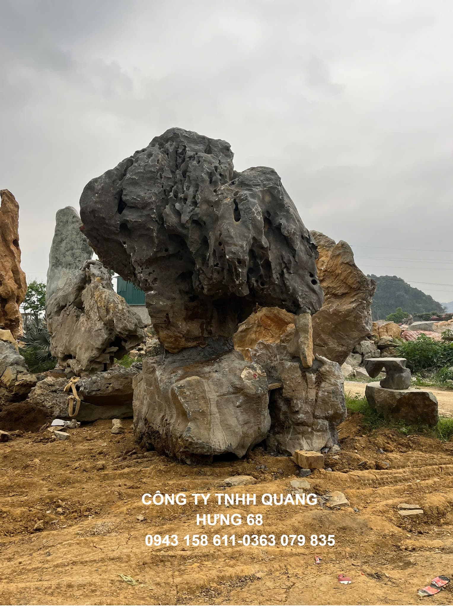 đá lũa đen trang trí sân vườn